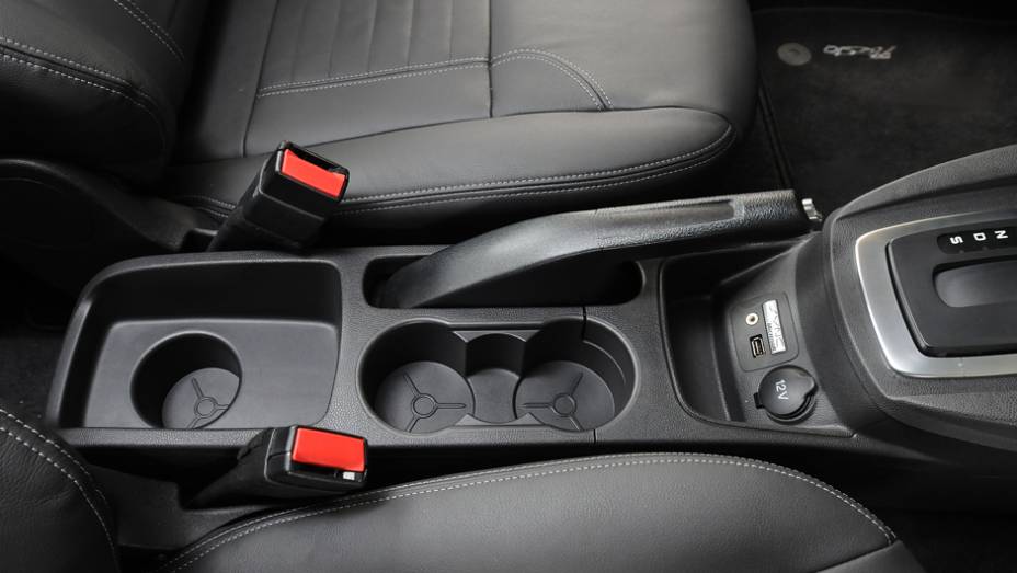 Acabamento interno &eacute; de boa qualidade <a href="https://gutenberg.quatrorodas.abril.com.br/carros/lancamentos/ford-new-fiesta-2014-739245.shtml" rel="migration">Leia mais</a>