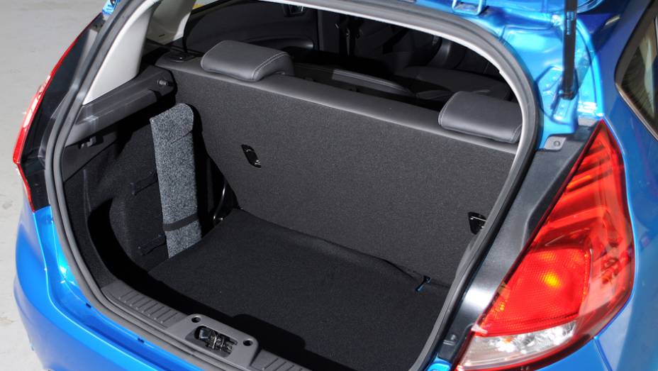 Porta-malas tem 290 litros de capacidade <a href="https://gutenberg.quatrorodas.abril.com.br/carros/lancamentos/ford-new-fiesta-2014-739245.shtml" rel="migration">Leia mais</a>