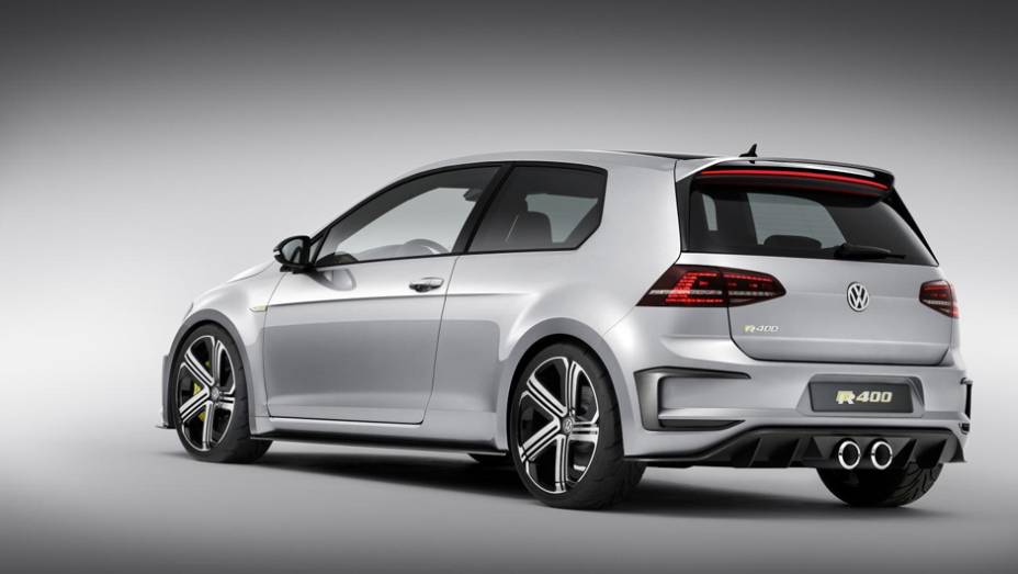 Modelo tem para-lamas alargados e novos para-choques. | <a href="https://gutenberg.quatrorodas.abril.com.br/noticias/saloes/pequim-2014/vw-mostra-golf-r-400-pequim-780061.shtml" rel="migration">Leia mais</a>