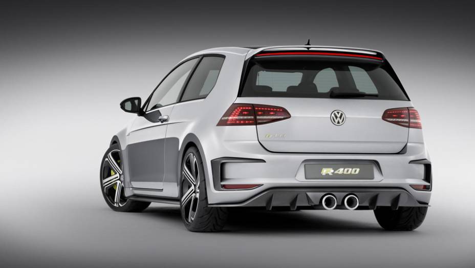 Teto feito de fibra de carbono. | <a href="https://gutenberg.quatrorodas.abril.com.br/noticias/saloes/pequim-2014/vw-mostra-golf-r-400-pequim-780061.shtml" rel="migration">Leia mais</a>