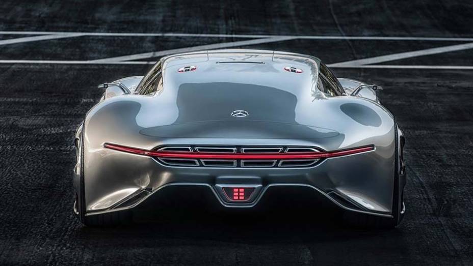 O motor central-dianteiro do Vision é um V8 biturbo com quase 600 cv | <a href="https://gutenberg.quatrorodas.abril.com.br/noticias/saloes/los-angeles-2013/mercedes-benz-exibe-amg-vision-760771.shtml" rel="migration">Leia mais</a>