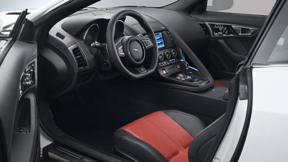 Luxuoso, o interior aconchegante faz o motorista se sentir um piloto | <a href="https://gutenberg.quatrorodas.abril.com.br/noticias/saloes/los-angeles-2013/jaguar-revela-f-type-coupe-760708.shtml" rel="migration">Leia mais</a>