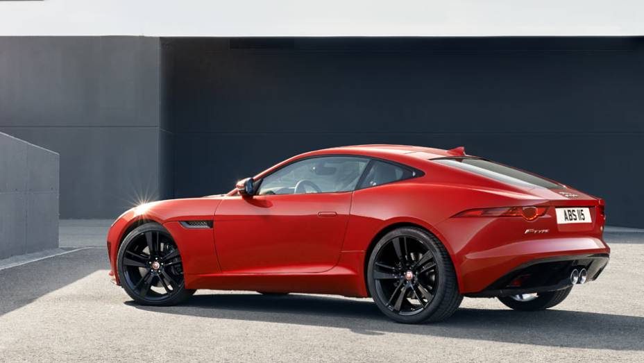 A diversão fica com o F-Type Coupé R, com o motor 5.0 V8 de 550 cv; o modelo chega ao mercado no começo de 2014 | <a href="https://gutenberg.quatrorodas.abril.com.br/noticias/saloes/los-angeles-2013/jaguar-revela-f-type-coupe-760708.shtml" rel="migration">Leia mais</a>