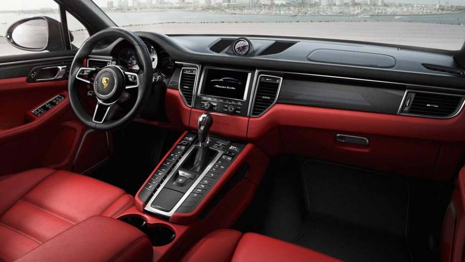 Interior lembra o do próprio Cayenne; o Macan chega às lojas alemãs a partir de abril | <a href="https://gutenberg.quatrorodas.abril.com.br/noticias/saloes/los-angeles-2013/porsche-mostra-macan-760709.shtml" rel="migration">Leia mais</a>