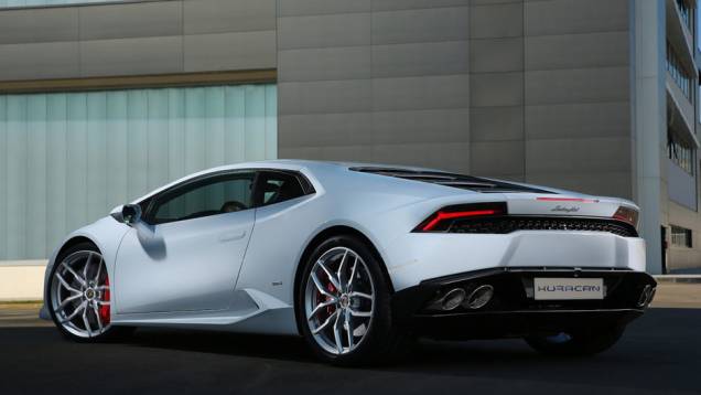 O torque máximo é de 57,1 mkgf | <a href="https://gutenberg.quatrorodas.abril.com.br/noticias/saloes/genebra-2014/lamborghini-revela-huracan-775441.shtml" rel="migration">Leia mais</a> O torque máximo é de 57,1 mkgf | <a href="https://gutenberg.quatrorodas.abril.com.br/noticias/saloes/genebra-2014/lamborghini-revela-huracan-775441.shtml" rel="migration">Leia mais</a>