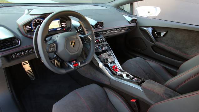 Interior lembra muito a cabine de um caça, com diversas referências ao mundo da aviação | <a href="https://gutenberg.quatrorodas.abril.com.br/noticias/saloes/genebra-2014/lamborghini-revela-huracan-775441.shtml" rel="migration">Leia mais</a> Interior lembra muito a cabine de um caça, com diversas referências ao mundo da aviação | <a href="https://gutenberg.quatrorodas.abril.com.br/noticias/saloes/genebra-2014/lamborghini-revela-huracan-775441.shtml" rel="migration">Leia mais</a>