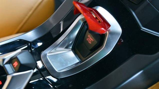 Este é o botão que dá a partida no V10. Nada mal, hein? | <a href="https://gutenberg.quatrorodas.abril.com.br/noticias/saloes/genebra-2014/lamborghini-revela-huracan-775441.shtml" rel="migration">Leia mais</a> Este é o botão que dá a partida no V10. Nada mal, hein? | <a href="https://gutenberg.quatrorodas.abril.com.br/noticias/saloes/genebra-2014/lamborghini-revela-huracan-775441.shtml" rel="migration">Leia mais</a>