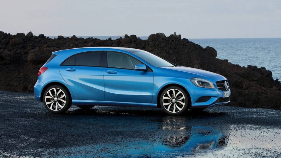 Hatchback lembra um pouco os traços da também renovada Classe B | <a href="https://gutenberg.quatrorodas.abril.com.br/saloes/genebra/2012/mercedes-benz-classe-678631.shtml" rel="migration">Leia mais</a>