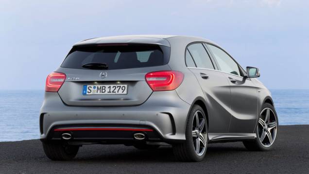 As lanternas ajudam a deixar o carro com ar musculoso | <a href="https://gutenberg.quatrorodas.abril.com.br/saloes/genebra/2012/mercedes-benz-classe-678631.shtml" rel="migration">Leia mais</a> As lanternas ajudam a deixar o carro com ar musculoso | <a href="https://gutenberg.quatrorodas.abril.com.br/saloes/genebra/2012/mercedes-benz-classe-678631.shtml" rel="migration">Leia mais</a>