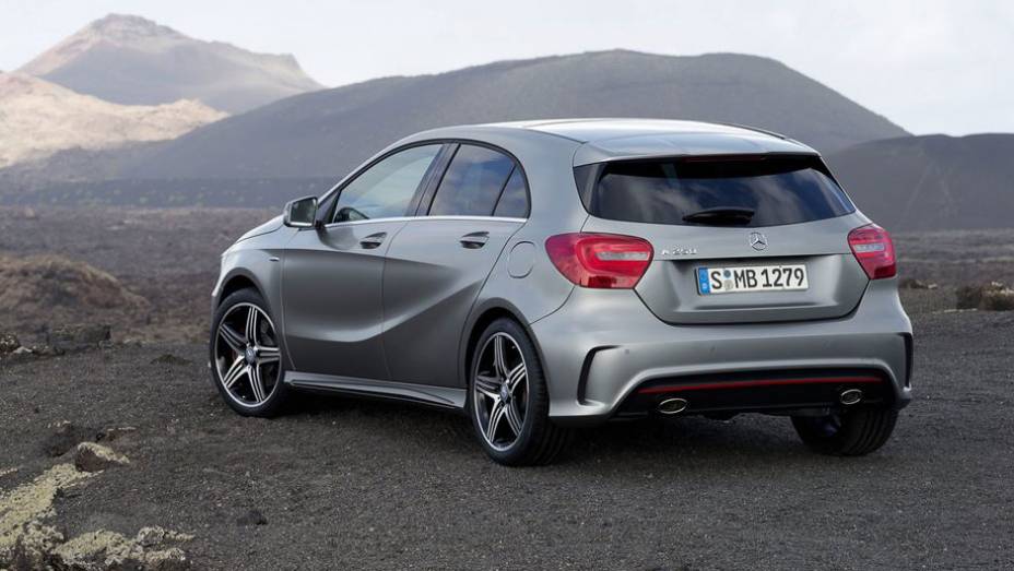 Para-choque esportivo incorpora as saída dupla de escape | <a href="https://gutenberg.quatrorodas.abril.com.br/saloes/genebra/2012/mercedes-benz-classe-678631.shtml" rel="migration">Leia mais</a>