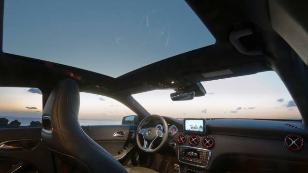 Teto solar panorâmico deixa o interior ainda mais iluminado | <a href="https://gutenberg.quatrorodas.abril.com.br/saloes/genebra/2012/mercedes-benz-classe-678631.shtml" rel="migration">Leia mais</a> Teto solar panorâmico deixa o interior ainda mais iluminado | <a href="https://gutenberg.quatrorodas.abril.com.br/saloes/genebra/2012/mercedes-benz-classe-678631.shtml" rel="migration">Leia mais</a>