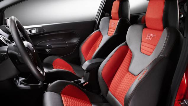 Assentos esportivos Recaro são destaque Assentos esportivos Recaro são destaque
