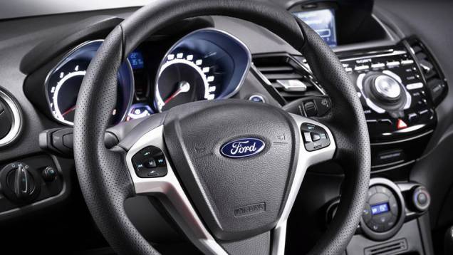 Volante esportivo deixa o modelo ainda mais atraente Volante esportivo deixa o modelo ainda mais atraente