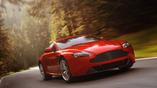 Novidades são para-choque dianteiro mais baixo, silhueta redesenhada e difusor integrado ao para-choque traseiro | <a href="https://gutenberg.quatrorodas.abril.com.br/saloes/genebra/2012/aston-martin-v8-vantage-678482.shtml" rel="migration">Leia mais</a> Novidades são para-choque dianteiro mais baixo, silhueta redesenhada e difusor integrado ao para-choque traseiro | <a href="https://gutenberg.quatrorodas.abril.com.br/saloes/genebra/2012/aston-martin-v8-vantage-678482.shtml" rel="migration">Leia mais</a>