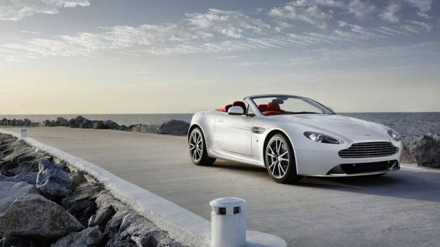 V8 Vantage tem motor 4.7 de 420 cv de potência | <a href="https://gutenberg.quatrorodas.abril.com.br/saloes/genebra/2012/aston-martin-v8-vantage-678482.shtml" rel="migration">Leia mais</a> V8 Vantage tem motor 4.7 de 420 cv de potência | <a href="https://gutenberg.quatrorodas.abril.com.br/saloes/genebra/2012/aston-martin-v8-vantage-678482.shtml" rel="migration">Leia mais</a>