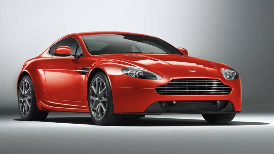 Transmissão manual de seis velocidades é de série | <a href="https://gutenberg.quatrorodas.abril.com.br/saloes/genebra/2012/aston-martin-v8-vantage-678482.shtml" rel="migration">Leia mais</a>