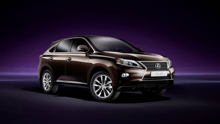 Crossover passou por uma leve reestilização | <a href="https://gutenberg.quatrorodas.abril.com.br/saloes/genebra/2012/lexus-rx-678808.shtml" rel="migration">Leia mais</a>
