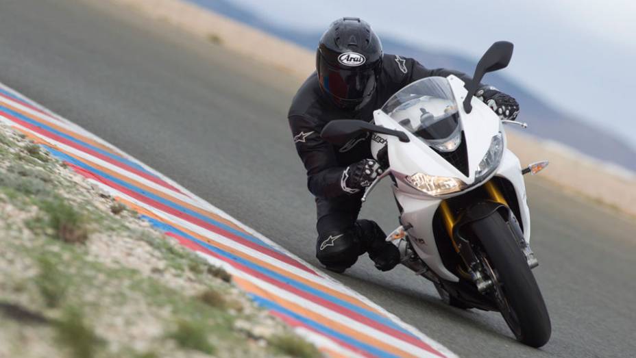 A Daytona 675R chega às concessionárias em junho pelo preço sugerido de R$ 48.690,00 (na cor branca) | <a href="%20https://gutenberg.quatrorodas.abril.com.br/moto/noticias/triumph-lanca-daytona-675r-street-triple-741449.shtml" rel="migration">Leia mais</a>