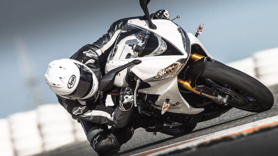 A Daytona 675R conta ainda com embreagem deslizante assistida. | <a href="https://gutenberg.quatrorodas.abril.com.br/moto/noticias/triumph-lanca-daytona-675r-street-triple-741449.shtml" rel="migration">Leia mais</a>