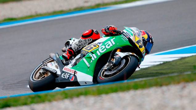 Stefan Bradl fecha a primeira fila na largada | <a href="https://gutenberg.quatrorodas.abril.com.br/moto/noticias/motogp-crutchlow-conquista-pole-assen-745300.shtml" rel="migration">Leia mais</a> Stefan Bradl fecha a primeira fila na largada | <a href="https://gutenberg.quatrorodas.abril.com.br/moto/noticias/motogp-crutchlow-conquista-pole-assen-745300.shtml" rel="migration">Leia mais</a>