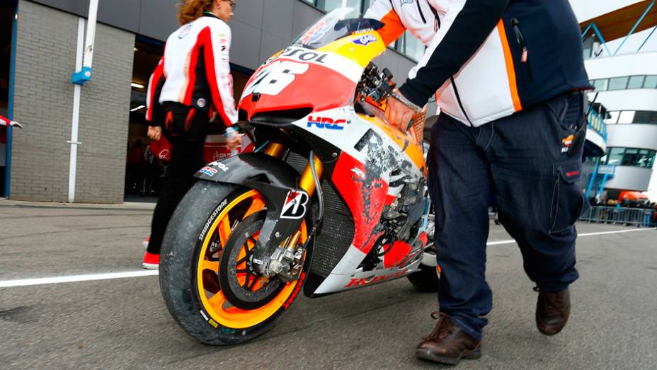 Moto de Dani Pedrosa após queda | <a href="https://gutenberg.quatrorodas.abril.com.br/moto/noticias/motogp-crutchlow-conquista-pole-assen-745300.shtml" rel="migration">Leia mais</a>