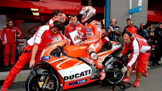 Nicky Hayden nos boxes | <a href="https://gutenberg.quatrorodas.abril.com.br/moto/noticias/motogp-crutchlow-conquista-pole-assen-745300.shtml" rel="migration">Leia mais</a> Nicky Hayden nos boxes | <a href="https://gutenberg.quatrorodas.abril.com.br/moto/noticias/motogp-crutchlow-conquista-pole-assen-745300.shtml" rel="migration">Leia mais</a>