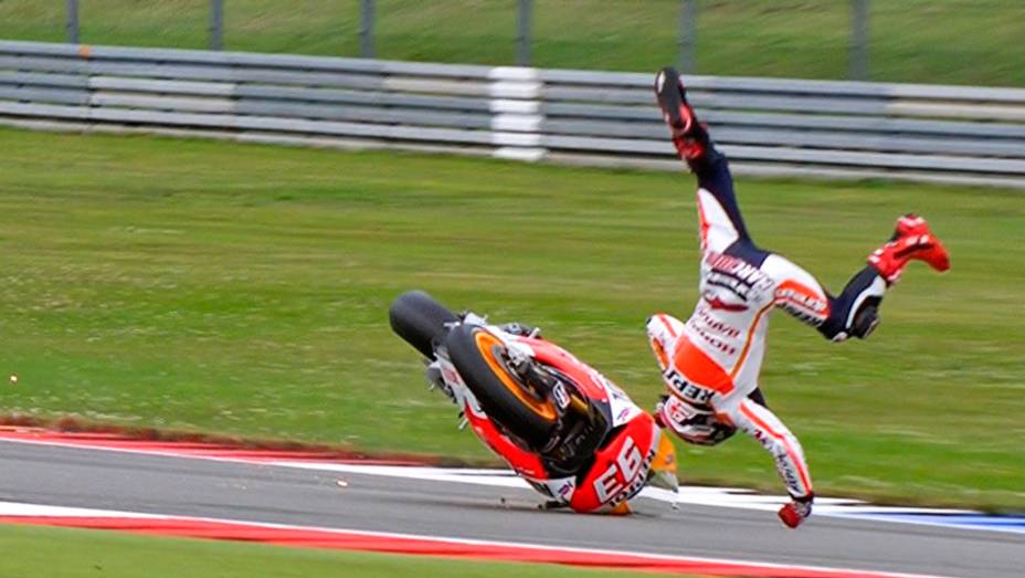 Queda de Marc Márquez durante o treino classificatório | <a href="https://gutenberg.quatrorodas.abril.com.br/moto/noticias/motogp-crutchlow-conquista-pole-assen-745300.shtml" rel="migration">Leia mais</a>