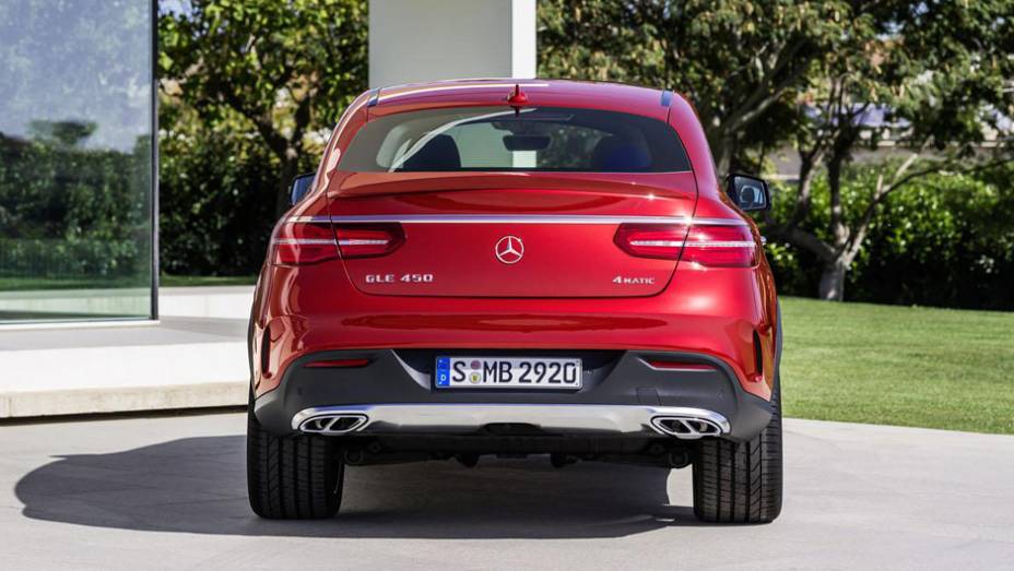 Carro tem porte de BMW X6, mas clara identidade visual da Mercedes | <a href="https://gutenberg.quatrorodas.abril.com.br/noticias/fabricantes/mercedes-divulga-oficialmente-nova-gle-820013.shtml" rel="migration">Leia mais</a>