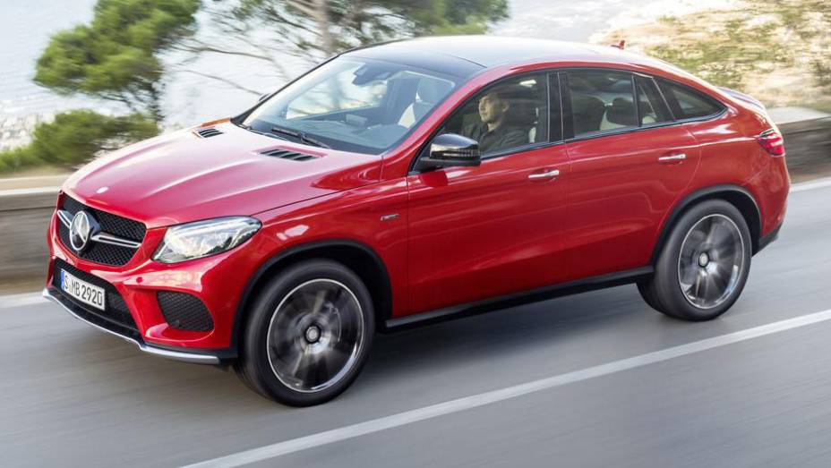 Pacote aerodinâmico AMG é completado por rodas de 21 polegadas | <a href="https://gutenberg.quatrorodas.abril.com.br/noticias/fabricantes/mercedes-divulga-oficialmente-nova-gle-820013.shtml" rel="migration">Leia mais</a>