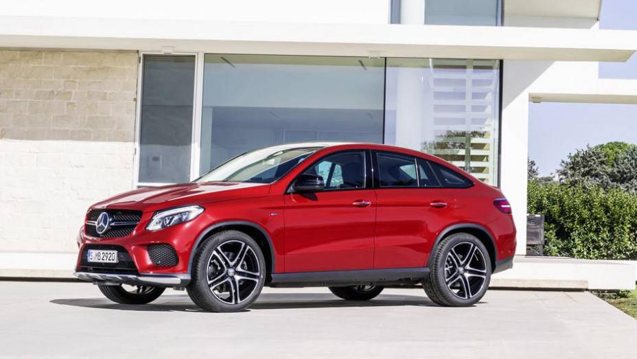 Sistema de suspensão inteligente diminui altura do carro em altas velocidades | <a href="https://gutenberg.quatrorodas.abril.com.br/noticias/fabricantes/mercedes-divulga-oficialmente-nova-gle-820013.shtml" rel="migration">Leia mais</a>