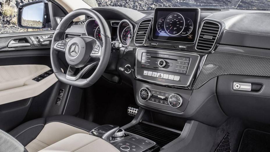 Interior é luxuoso e esportivo com acabamento em fibra de carbono | <a href="https://gutenberg.quatrorodas.abril.com.br/noticias/fabricantes/mercedes-divulga-oficialmente-nova-gle-820013.shtml" rel="migration">Leia mais</a>