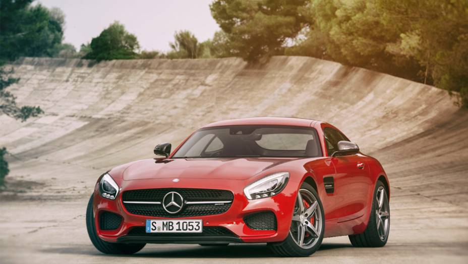 Depois de divulgar uma série de teasers nas últimas semanas, a Mercedes-Benz revelou o AMG GT | <a href="https://gutenberg.quatrorodas.abril.com.br/noticias/saloes/paris-2014/mercedes-benz-revela-amg-gt-799359.shtml" rel="migration">Leia mais</a>