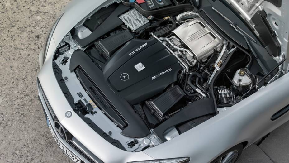 Sob o capô, o AMG GT é equipado com um novíssimo motor 4.0 V8 biturbo | <a href="https://gutenberg.quatrorodas.abril.com.br/noticias/saloes/paris-2014/mercedes-benz-revela-amg-gt-799359.shtml" rel="migration">Leia mais</a>