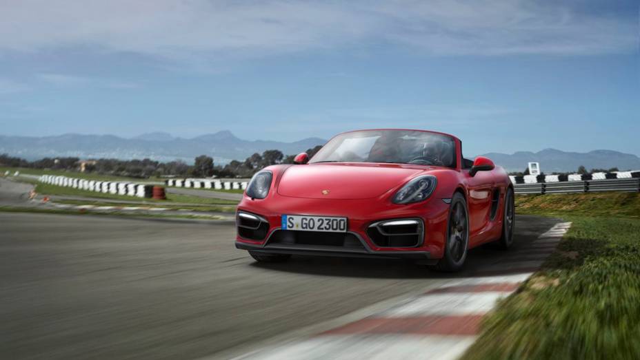 A Porsche lançou a versão GTS do Boxster. | <a href="https://gutenberg.quatrorodas.abril.com.br/noticias/fabricantes/porsche-lanca-boxster-gts-cayman-gts-777156.shtml" rel="migration">Leia mais</a>