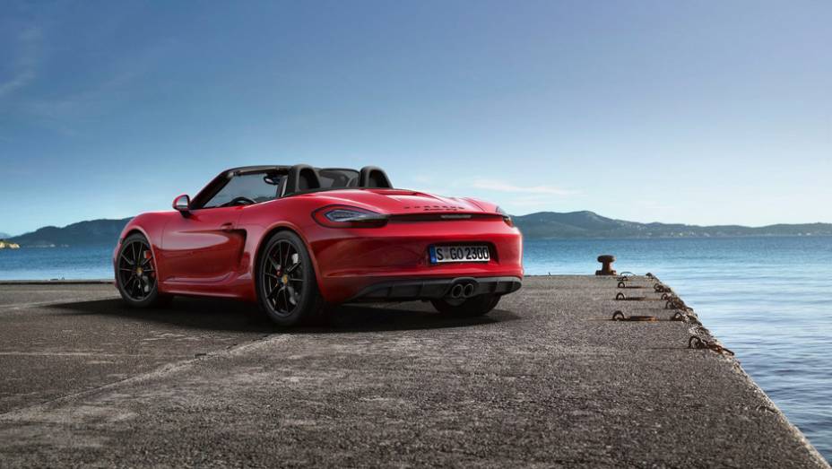 O modelo tem 330 cavalos de potência. | <a href="https://gutenberg.quatrorodas.abril.com.br/noticias/fabricantes/porsche-lanca-boxster-gts-cayman-gts-777156.shtml" rel="migration">Leia mais</a>
