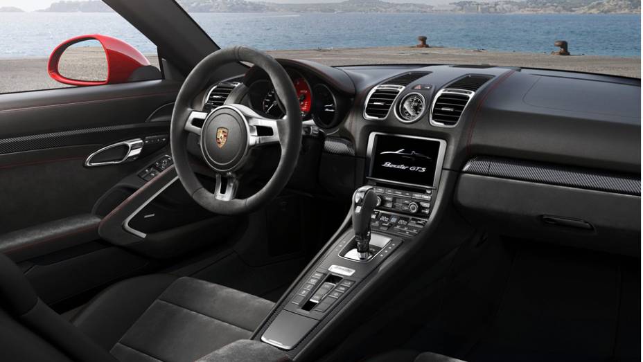 O interior têm com bancos esportivos e estofados em couro de Alcantara. | <a href="https://gutenberg.quatrorodas.abril.com.br/noticias/fabricantes/porsche-lanca-boxster-gts-cayman-gts-777156.shtml" rel="migration">Leia mais</a>