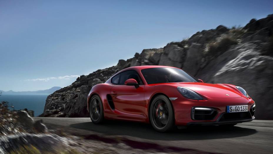 A Porsche lançou a versão GTS do Cayman. | <a href="https://gutenberg.quatrorodas.abril.com.br/noticias/fabricantes/porsche-lanca-boxster-gts-cayman-gts-777156.shtml" rel="migration">Leia mais</a>