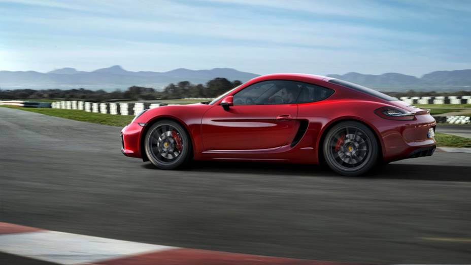 Chega aos 100 km/h em apenas 4,6 segundos e atinge 284 km/h. | <a href="https://gutenberg.quatrorodas.abril.com.br/noticias/fabricantes/porsche-lanca-boxster-gts-cayman-gts-777156.shtml" rel="migration">Leia mais</a>