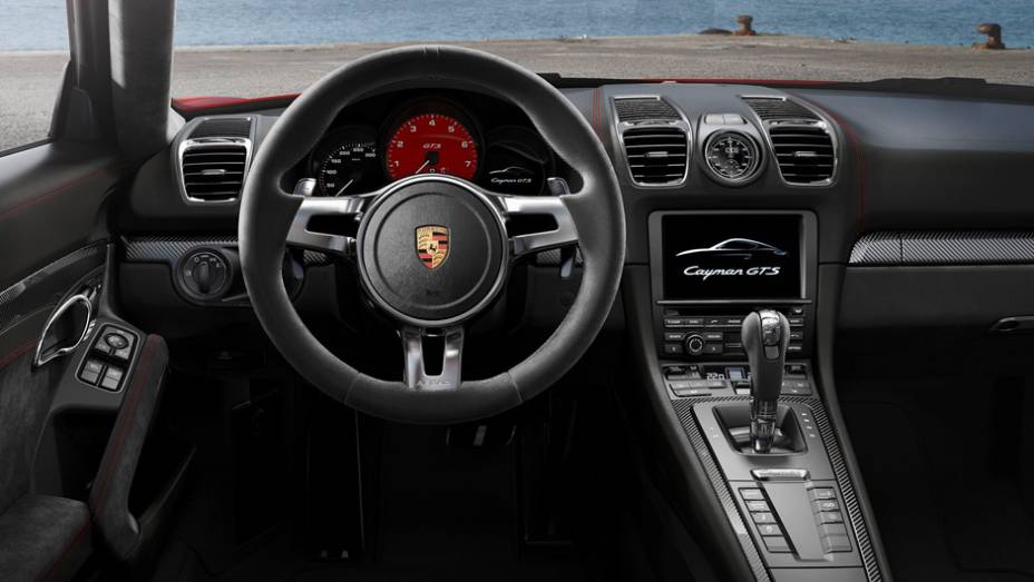 O interior têm com bancos esportivos e estofados em couro de Alcantara. | <a href="https://gutenberg.quatrorodas.abril.com.br/noticias/fabricantes/porsche-lanca-boxster-gts-cayman-gts-777156.shtml" rel="migration">Leia mais</a>