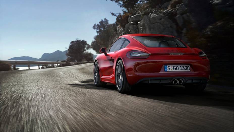 O Cayman vêm com o pacote Sport Chrono, que dá uma combinação mais esportiva para o modelo. | <a href="https://gutenberg.quatrorodas.abril.com.br/noticias/fabricantes/porsche-lanca-boxster-gts-cayman-gts-777156.shtml" rel="migration">Leia mais</a>