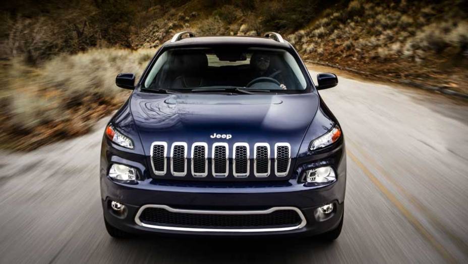 Polêmico, não? Este é o novo Jeep Cherokee, que será apresentado no Salão de Nova York | <a href="%20https://gutenberg.quatrorodas.abril.com.br/saloes/new-york/2013/jeep-cherokee-737016.shtml" rel="migration">Leia mais</a>