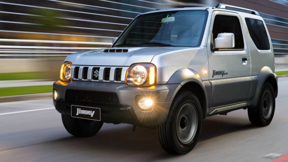 Lançado no Japão desde os anos 60, o Jimny é vendido até hoje por lá, e agora é fabricado no Brasil | <a href="%20https://gutenberg.quatrorodas.abril.com.br/carros/lancamentos/suzuki-jimny-734410.shtml" rel="migration">Leia mais</a>