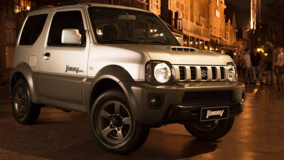 Apesar da aparência urbana, ele não faz feio quando precisa encarar atoleiros. Pelo contrário... | <a href="%20https://gutenberg.quatrorodas.abril.com.br/carros/lancamentos/suzuki-jimny-734410.shtml" rel="migration">Leia mais</a>