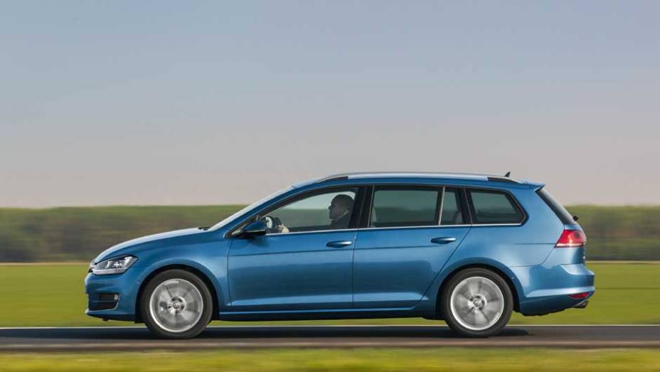 O carro é igual ao Golf até as portas traseiras, mas é 30 centímetros mais longo que o hatch, medindo 4,56 metros | <a href="https://gutenberg.quatrorodas.abril.com.br/noticias/fabricantes/vw-lanca-golf-variant-868081.shtml" rel="migration">Leia mais</a>