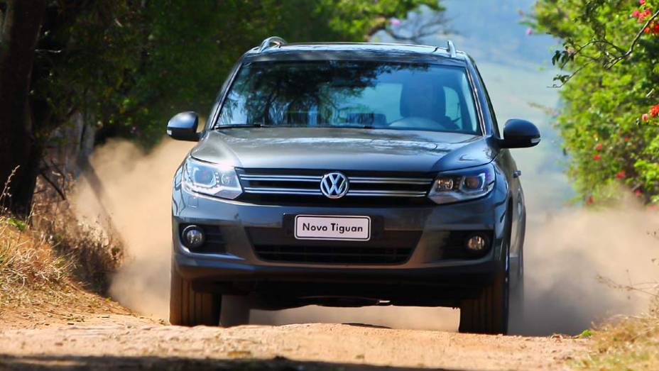 Os faróis, antes arredondados, ganharam contornos retos | <a href="https://gutenberg.quatrorodas.abril.com.br/carros/lancamentos/volkswagen-tiguan-640848.shtml" rel="migration">Leia mais</a>