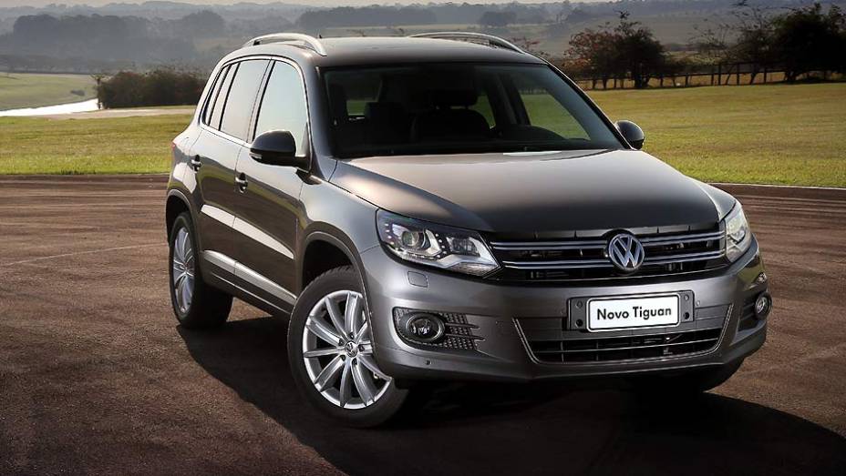 Grade frontal tem frisos duplos e agora une os dois faróis | <a href="https://gutenberg.quatrorodas.abril.com.br/carros/lancamentos/volkswagen-tiguan-640848.shtml" rel="migration">Leia mais</a>