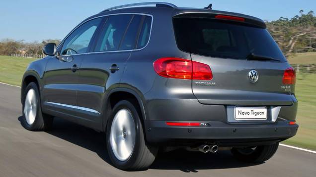 As lanternas também ficaram retangulares, semelhantes à da SpaceFox | <a href="https://gutenberg.quatrorodas.abril.com.br/carros/lancamentos/volkswagen-tiguan-640848.shtml" rel="migration">Leia mais</a> As lanternas também ficaram retangulares, semelhantes à da SpaceFox | <a href="https://gutenberg.quatrorodas.abril.com.br/carros/lancamentos/volkswagen-tiguan-640848.shtml" rel="migration">Leia mais</a>