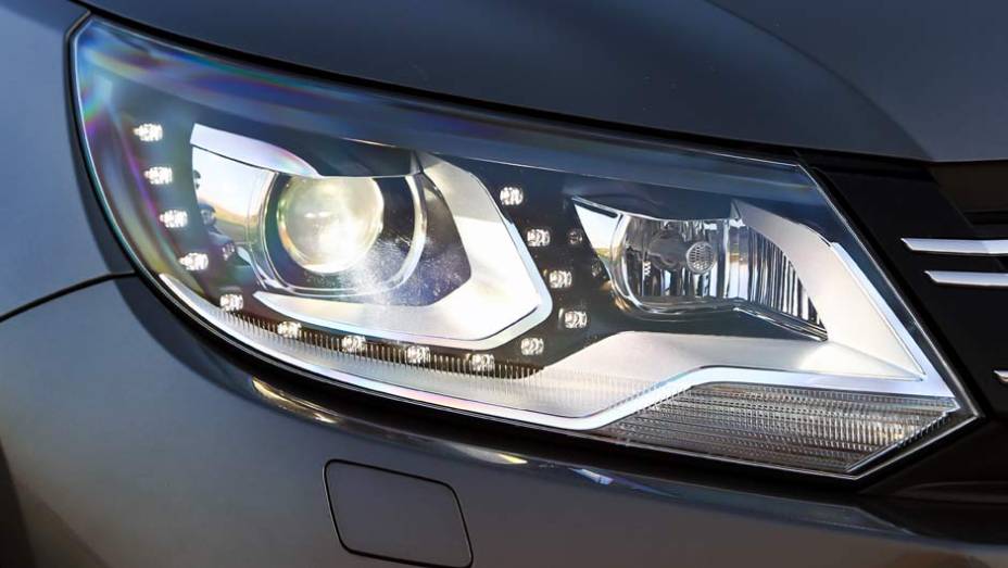 Sistema de iluminação diurna conta com 14 LEDs | <a href="https://gutenberg.quatrorodas.abril.com.br/carros/lancamentos/volkswagen-tiguan-640848.shtml" rel="migration">Leia mais</a>