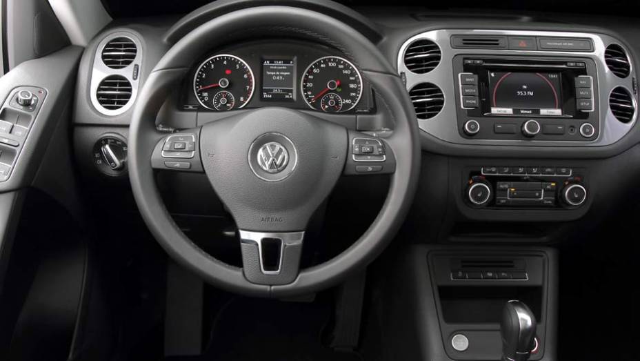 Painel de instrumentos ganhou tela colorida | <a href="https://gutenberg.quatrorodas.abril.com.br/carros/lancamentos/volkswagen-tiguan-640848.shtml" rel="migration">Leia mais</a>