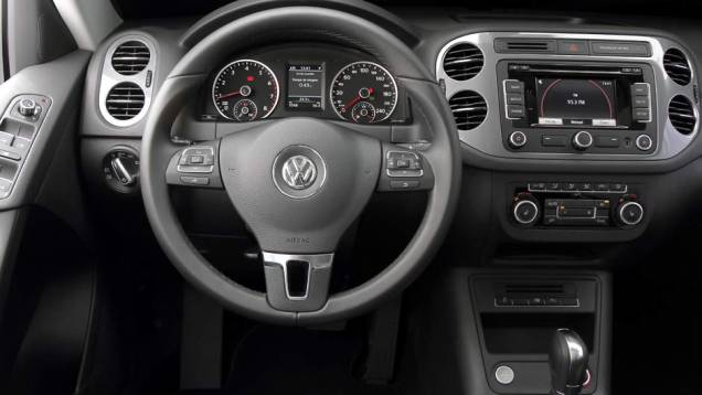 Painel de instrumentos ganhou tela colorida | <a href="https://gutenberg.quatrorodas.abril.com.br/carros/lancamentos/volkswagen-tiguan-640848.shtml" rel="migration">Leia mais</a> Painel de instrumentos ganhou tela colorida | <a href="https://gutenberg.quatrorodas.abril.com.br/carros/lancamentos/volkswagen-tiguan-640848.shtml" rel="migration">Leia mais</a>